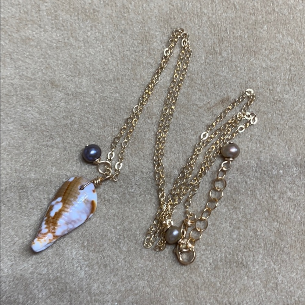 Gold fil necklace with shel and pearls